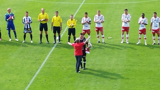 Kramar och applåder när Jonas Käck avtackades innan match. Kramar och applåder när Jonas Käck avtackades innan match.
