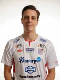 Johan Mangfors är en ledare och pådrivare på planen som är oerhört viktig i ett annars ungt Halmia. Imorgon är han tillbaka efter avstängning. Foto: Anders Nilsson Johan Mangfors är en ledare och pådrivare på planen som är oerhört viktig i ett annars ungt Halmia. Imorgon är han tillbaka efter avstängning. Foto: Anders Nilsson
