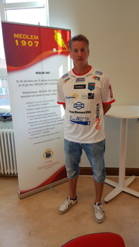 Halmias assisterande tränare Anders Wallin trivs i föreningen och har signerat ett kontrakt över kommande säsong. Foto: Christoffer Andréasson Halmias assisterande tränare Anders Wallin trivs i föreningen och har signerat ett kontrakt över kommande säsong. Foto: Christoffer Andréasson