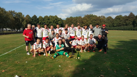 Ett gäng glada spelare och ledare efter säkrade seriesegern i division 6. Foto: Christoffer Andréasson Ett gäng glada spelare och ledare efter säkrade seriesegern i division 6. Foto: Christoffer Andréasson
