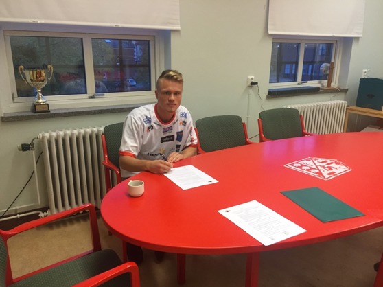 Offensiv förstärkning. Från Vinbergs IF hämtar Halmia även det andra nyförvärvet, yttern Isak Petersson anländer på ett 2-årskontrakt likt Alexander Sakac. Foto: Leif Jönsson Offensiv förstärkning. Från Vinbergs IF hämtar Halmia även det andra nyförvärvet, yttern Isak Petersson anländer på ett 2-årskontrakt likt Alexander Sakac. Foto: Leif Jönsson