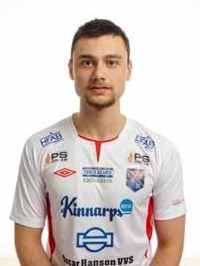 Matchhjälte. Halmias Vuk Lugonjic gjorde hemmalagets båda mål, varav det sista kom i den 95e minuten. Foto: Anders Nilsson Matchhjälte. Halmias Vuk Lugonjic gjorde hemmalagets båda mål, varav det sista kom i den 95e minuten. Foto: Anders Nilsson