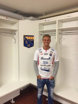 Mittbacken Adrian Hallsö fyller den sista vakanta platsen i herrarnas trupp för 2017. Foto: IS Halmia Mittbacken Adrian Hallsö fyller den sista vakanta platsen i herrarnas trupp för 2017. Foto: IS Halmia