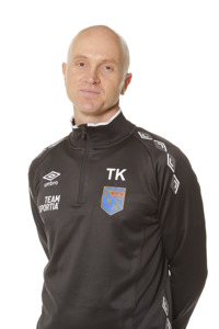 Timy Karlsson, här i Halmiakläder kommer att dressa om till blågult när han tillsammans med Roland Nilsson ska forma Sveriges nya U21-landslag. Foto: Sportfoto Syd Timy Karlsson, här i Halmiakläder kommer att dressa om till blågult när han tillsammans med Roland Nilsson ska forma Sveriges nya U21-landslag. Foto: Sportfoto Syd