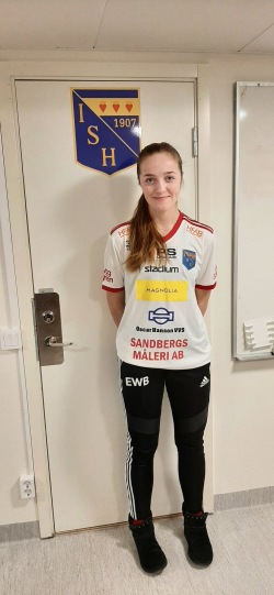 Stannar i Halmia. Ellen Welandson Bolmenius kommer att tillhöra Halmias damlag även 2021. Foto: IS Halmia Stannar i Halmia. Ellen Welandson Bolmenius kommer att tillhöra Halmias damlag även 2021. Foto: IS Halmia