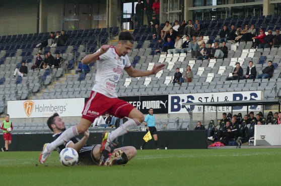 Laholm förstörde festen, och hade det inte varit för Stefan Radovanovic brytning i bilden ovan så kanske matchen hade slutat annorlunda när Kenan Covrk kom fri med målvakten i ledning 1-0. Foto: IS Ha Laholm förstörde festen, och hade det inte varit för Stefan Radovanovic brytning i bilden ovan så kanske matchen hade slutat annorlunda när Kenan Covrk kom fri med målvakten i ledning 1-0. Foto: IS Ha