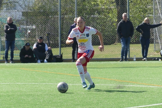 Alva Johansson gjorde 3-1 med ett drömmål rakt upp i krysset . Foto: IS Halmia