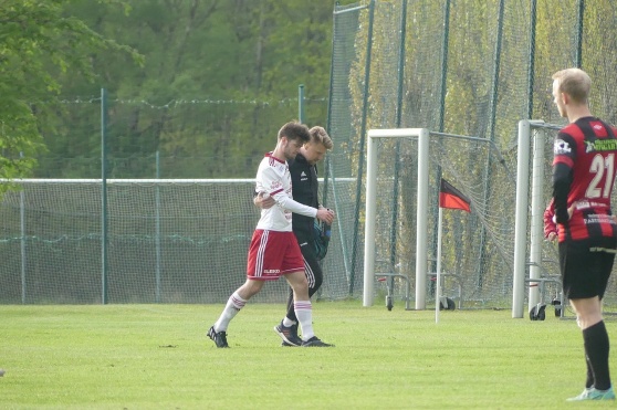 Mittbacken Andreas Åström tvingades kliva av med en skada i samband med hemmalagets 1-0.. Foto: IS Halmia Mittbacken Andreas Åström tvingades kliva av med en skada i samband med hemmalagets 1-0.. Foto: IS Halmia