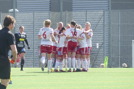 Halmias damer firar ett av fyra mål i segermatchen mot Eskilsminne. Denna gång är det ett nytt skånelag som besöker Halmstad Arena IP. Foto: IS Halmia Halmias damer firar ett av fyra mål i segermatchen mot Eskilsminne. Denna gång är det ett nytt skånelag som besöker Halmstad Arena IP. Foto: IS Halmia