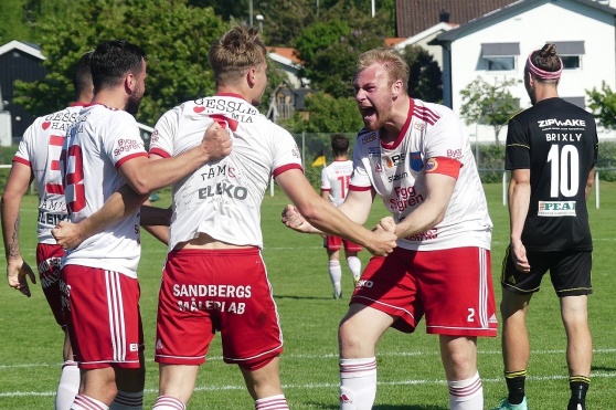Lagkapten Alexander Arvidsson skriker ut sin glädje efter tre viktiga poäng borta mot Åsa IF. Foto: IS Halmia Lagkapten Alexander Arvidsson skriker ut sin glädje efter tre viktiga poäng borta mot Åsa IF. Foto: IS Halmia