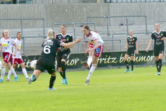 Izabella Blomqvist skickade in kvitteringen till 3-3 i den 87e minuten. Foto: IS Halmia