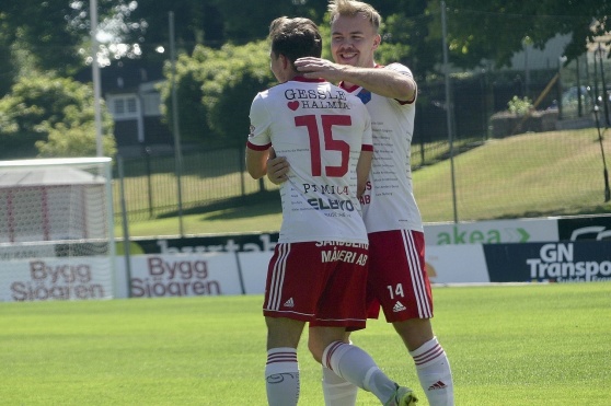 Måltjuven Oskar Törnfeldt (#15) har gjort mål i åtta raka matcher och jagar nu lagets sjätte raka seger. Foto: IS Halmia
