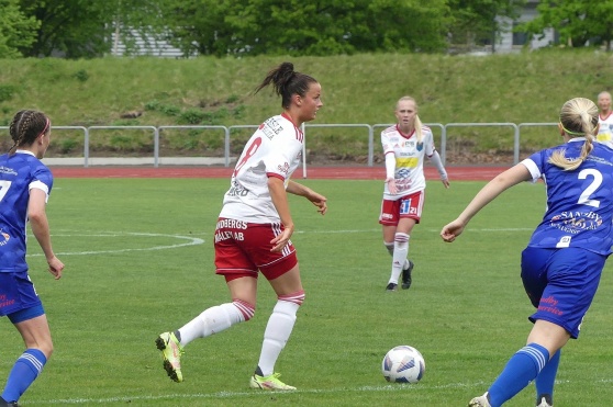 Moa Jönsson är tillbaka efter körtelfeber, även Celine Gysenius är tillbaka i truppen efter sin fotskada. Foto: IS Halmia Moa Jönsson är tillbaka efter körtelfeber, även Celine Gysenius är tillbaka i truppen efter sin fotskada. Foto: IS Halmia