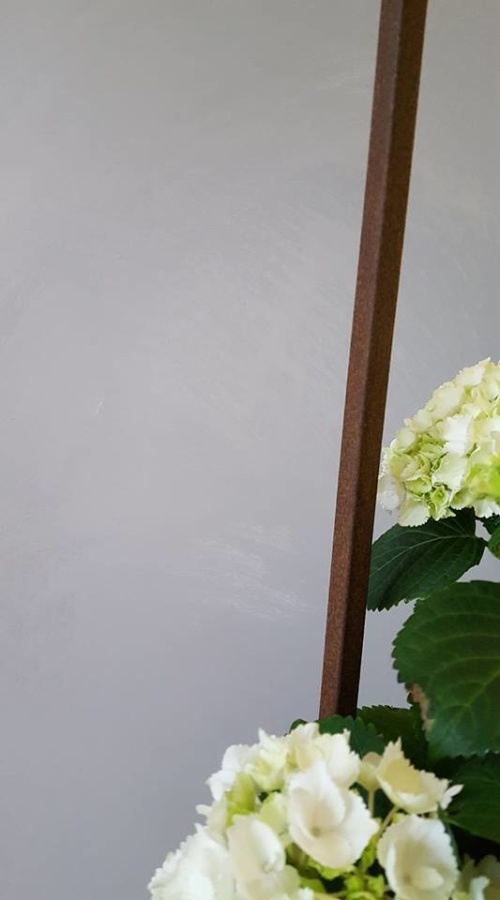 Du kan skapa en känsla av betong med Wall Paint Paris Grey, väggfärg från Annie Sloan.