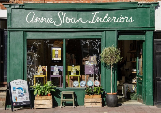 Amsterdam Green. Annie Sloan butiken, Home of Chalk Paint™ är nymålad i denna vackra gröna. Amsterdam Green. Annie Sloan butiken, Home of Chalk Paint™ är nymålad i denna vackra gröna.