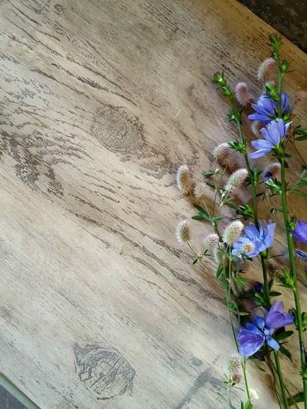 IOD Dekorstämpel Barnwood Planks skapar effekt som grova plankor på dina möbler.