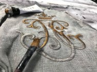 Anna B bjuder på kreativa idéer, ett broderi häftat fast på en canvas förgylls och framhävs med Gilding Wax! Anna B bjuder på kreativa idéer, ett broderi häftat fast på en canvas förgylls och framhävs med Gilding Wax!