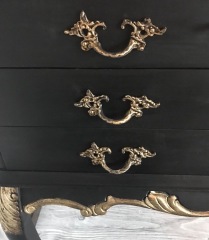 Anna B skapar även mycket med Athenian Black och guld. Anna B skapar även mycket med Athenian Black och guld.