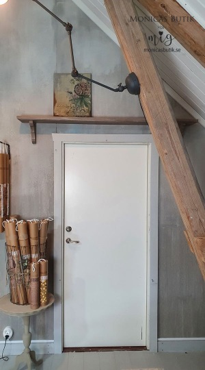 Måla och måla om dörrar. Från en helt vanlig vit dörr till en lantlig och rustik med Dekorstämpel Barnwood Planks. Måla och måla om dörrar. Från en helt vanlig vit dörr till en lantlig och rustik med Dekorstämpel Barnwood Planks.