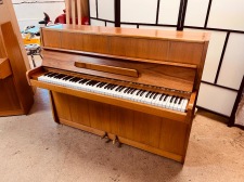 Futura  (ytterligare ett likadant piano inne ) Ett proffspiano används mycket i kyrkor och skolor