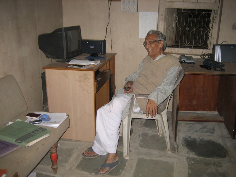 Bhikhu Vyas vid sitt skrivbord