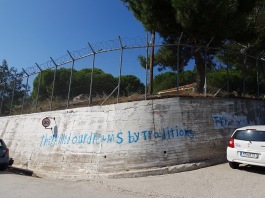 Muren kring flyktinglägret.