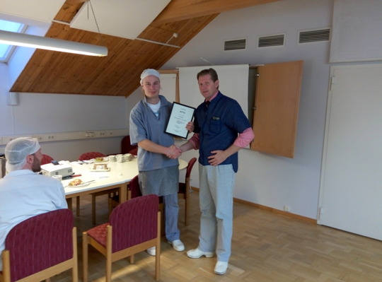 Examination. Platschef Anders Lundbladh (t h) överräcker utbildningsintyg till Kim Adelsgård. Examination. Platschef Anders Lundbladh (t h) överräcker utbildningsintyg till Kim Adelsgård.