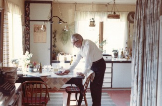 Konstnären Olof Sundeman i köket