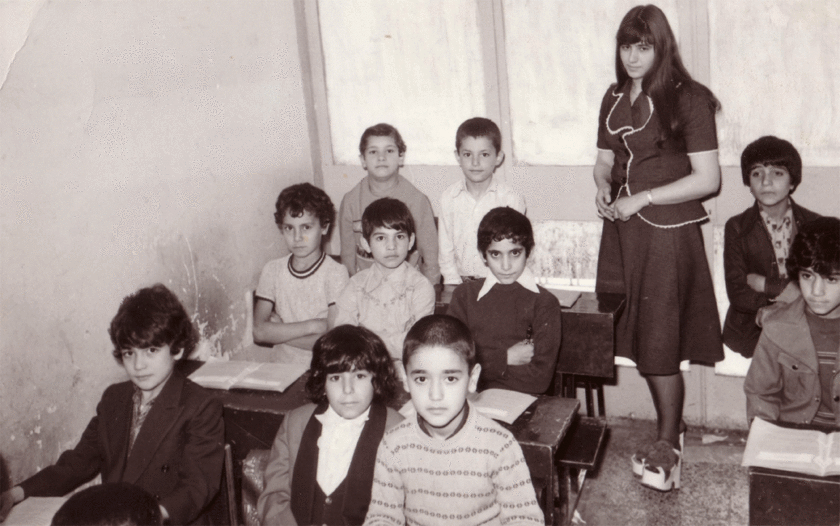سال دوم دبستان یکان در خیابان کمالی، تهران 1973 - ۱۳۵۲ از چپ یکمین دانش آموز