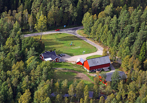 Skallinge Gård ligger naturskönt omgiven av skog i Simlångsdalen