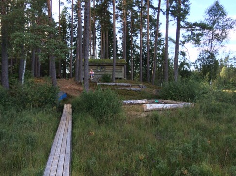 Här  sitter vi och mediterar  med utsikt över sjön. Välkomna till natursköna Simlångsdalen och vår stuga!