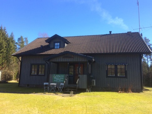 Välkomna till Skallinge skola, där vi erbjuder boende och möteslokal. Så här såg huset ut i maj månad 2017.