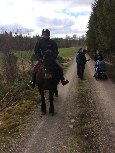 Åsa och Vilja är duktiga när det gäller ridning. Anna kör barnvagn med 5 månadersdottern Klara Åsa och Vilja är duktiga när det gäller ridning. Anna kör barnvagn med 5 månadersdottern Klara
