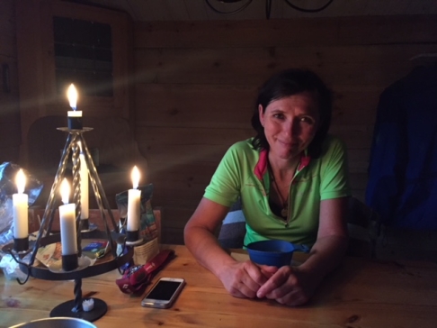 Så skönt att få vila ut i stugan efter en dag på cykeln, varmt och mysigt med levande ljus och värmen från vedspisen. Så skönt att få vila ut i stugan efter en dag på cykeln, varmt och mysigt med levande ljus och värmen från vedspisen.