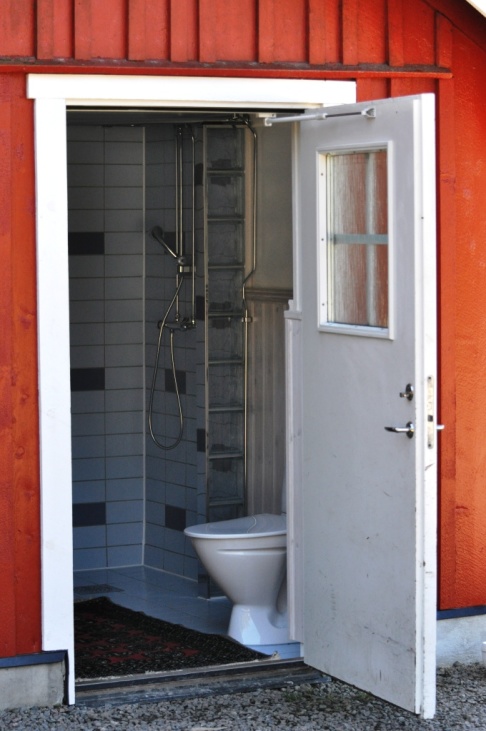 På Skallinge Gård finns faciliteter som tvättmaskin, toalett, dusch och eluttag.