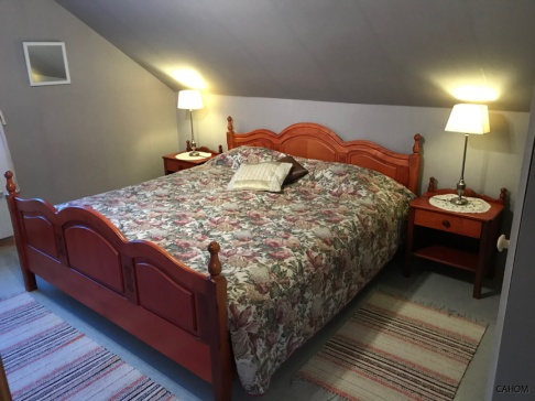 Birger & Binas rum. Skön 180 säng i körsbärsträ.