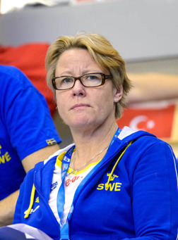 Förbundskapten Ulrika Sandmark ser bister ut när hon kollar dagens försökstävlingar på EM. Det skall hon inte behöva göra. Det går bra för Sverige och svenskarna
