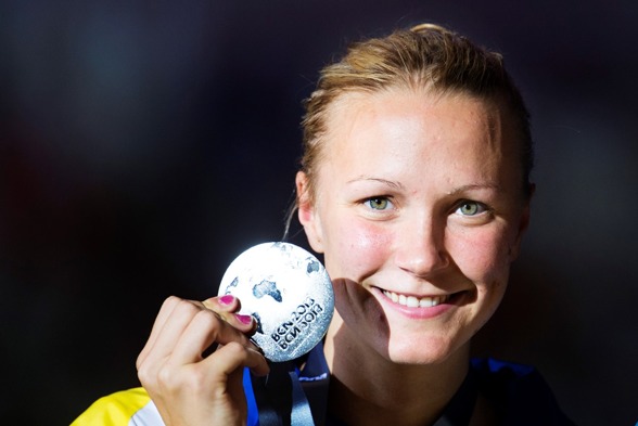 Sarah visar sin andra VM-medalj under Barcelonatävlingarna.
