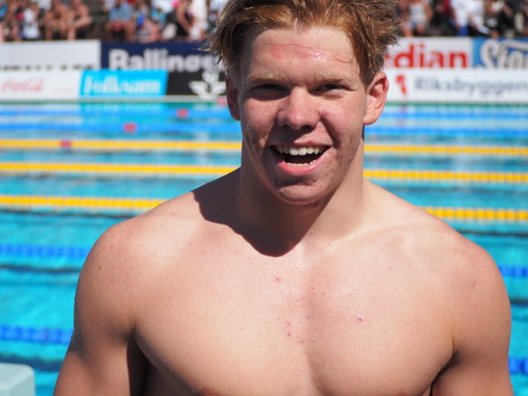 Alexander Frost - svensk juniormästare på 50m fjärilsim - 25,09. Blev 10:e man i försöken.