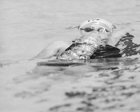 Snygg svart/vit bild på Michelle Coleman under vattnet