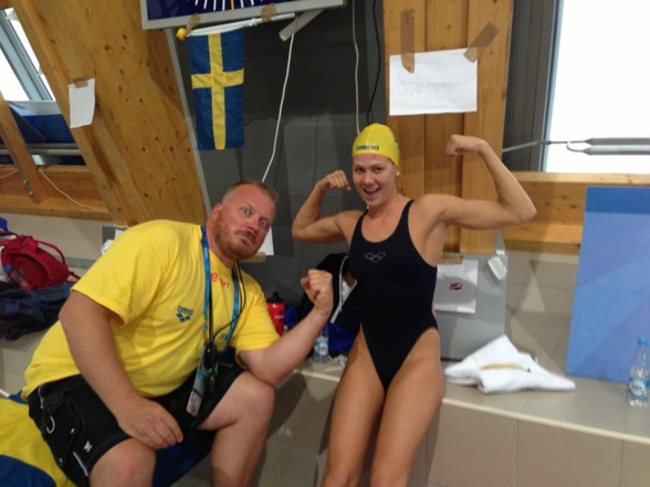 Henriette Stenkvist var i semifinalen av 200m ryggsim nere på resultatnivåer som hon simmade på för några år sedan. Här pepead av tränaren Johahn Andersson under kvällens uppvärmning.