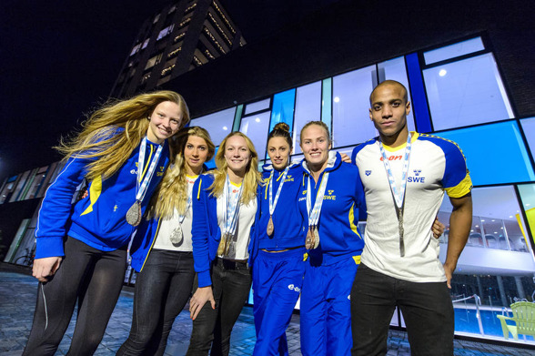 De svenska medaljörerna på EM 2013 - frv. Louise Hansson, Magdalena Kuran, Sarah Sjöström, Jennie Johansson, Michelle Coleman och Simon Sjödin