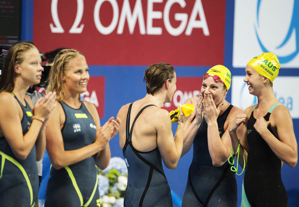 Australie3n till höger firar segern på 4x100m fritt