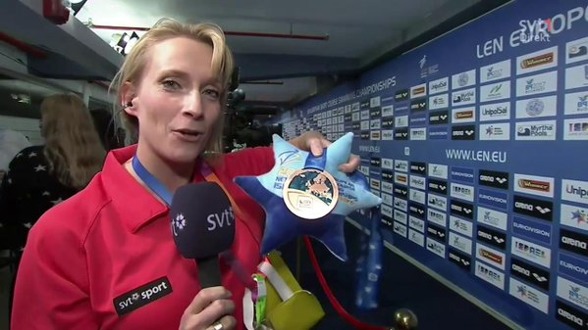 Närmare än så här har aldrig Maria Wallberg, SVT varit en EM-medalj - när hon fick vakta Louise Hanssons medalj.