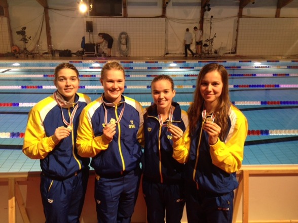 Under lördagen vann Sverige NJM:S äldre klass för tjejer på 4x200m fritt med Wanda Dollmayer, Josefin Eriksen, Jacki Hippi, Maria Galic