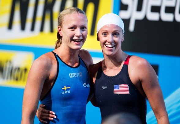 Sarah Sjöström och Dana Vollmer, USA leder 100m fjärilsim damer efter försöken.