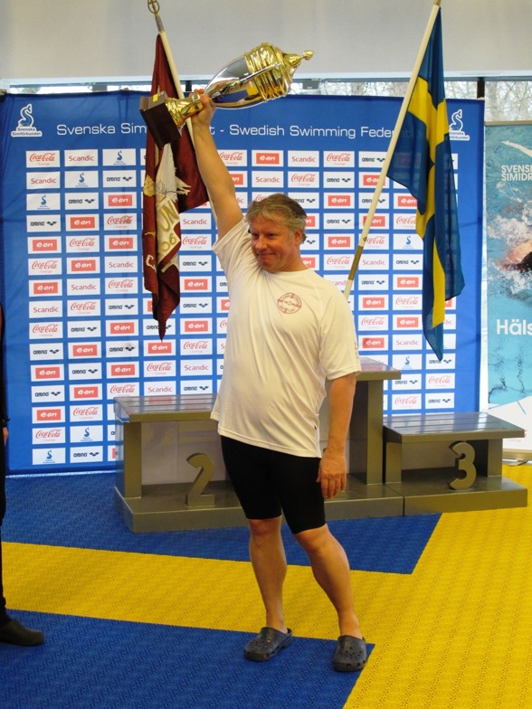 Inte helt överraskande blev Neptun bästa klubb på SM 2015. Anders Berlin höjer segerpokalen