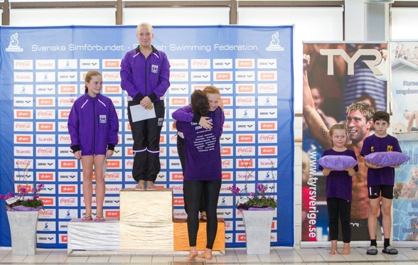 "Purple rain" under prisceremonin för flickor 3m när Malmö KK kammade hem samtliga medaljer. Foto: Chris Rye