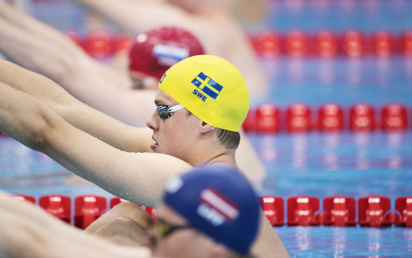 Petter Fredriksson slog svenskt juniorrekord på 100m ryggsim.