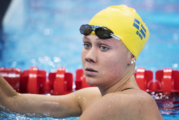 Upp med humöret 1. Henriette Stenkvist simmade en bit över det personliga rekordet på 200m ryggsim och var en placering från semifinalen på 200m ryggsim.